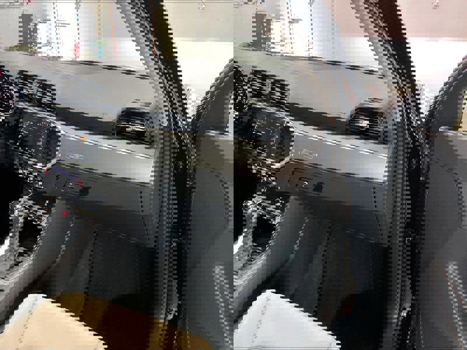 Certified 2025 Audi Q3 2.0T Premium w/ Convenience Package image 18