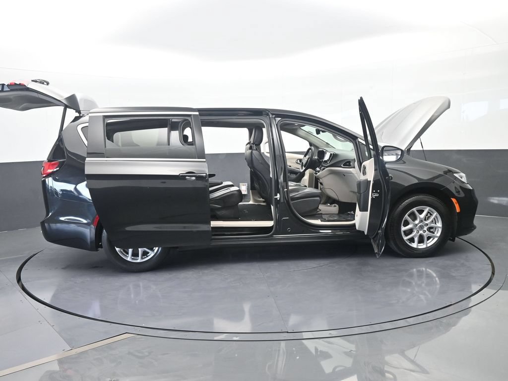 Used 2023 Chrysler Pacifica Touring-L FWD image 70