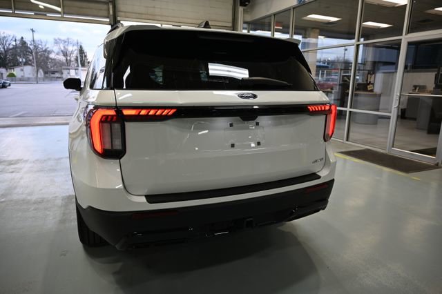 Used 2025 Ford Explorer ST-Line w/ ST-Line Street Pack AWD/4WD image 6
