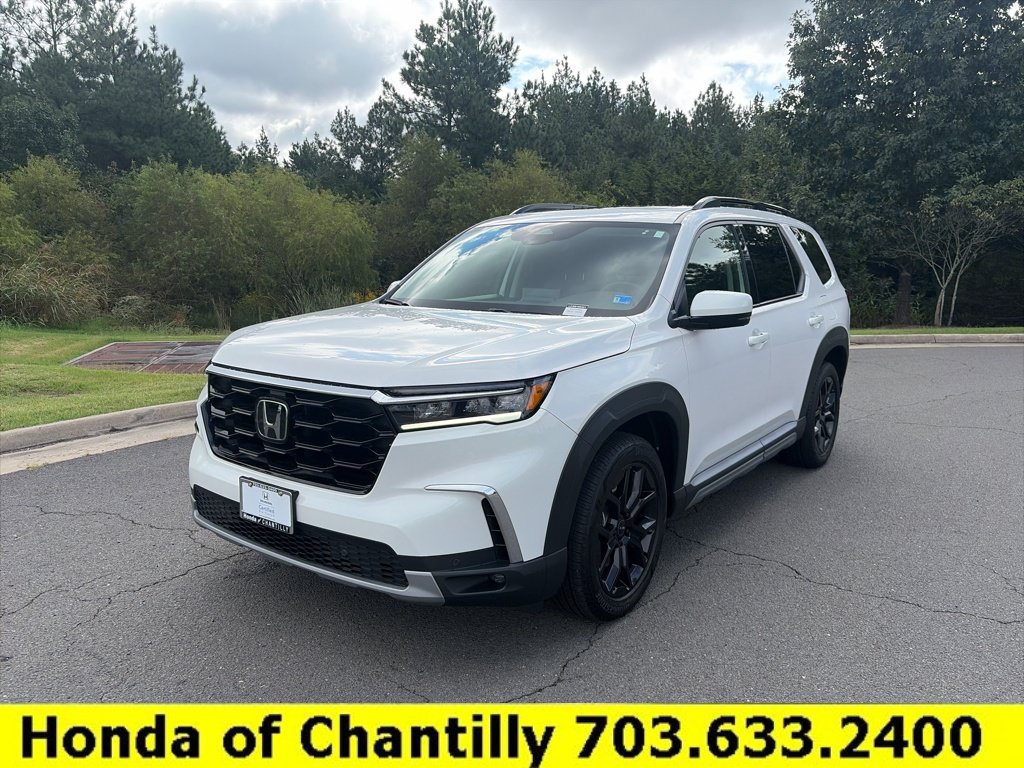 Used 2025 Honda Pilot Touring image 3