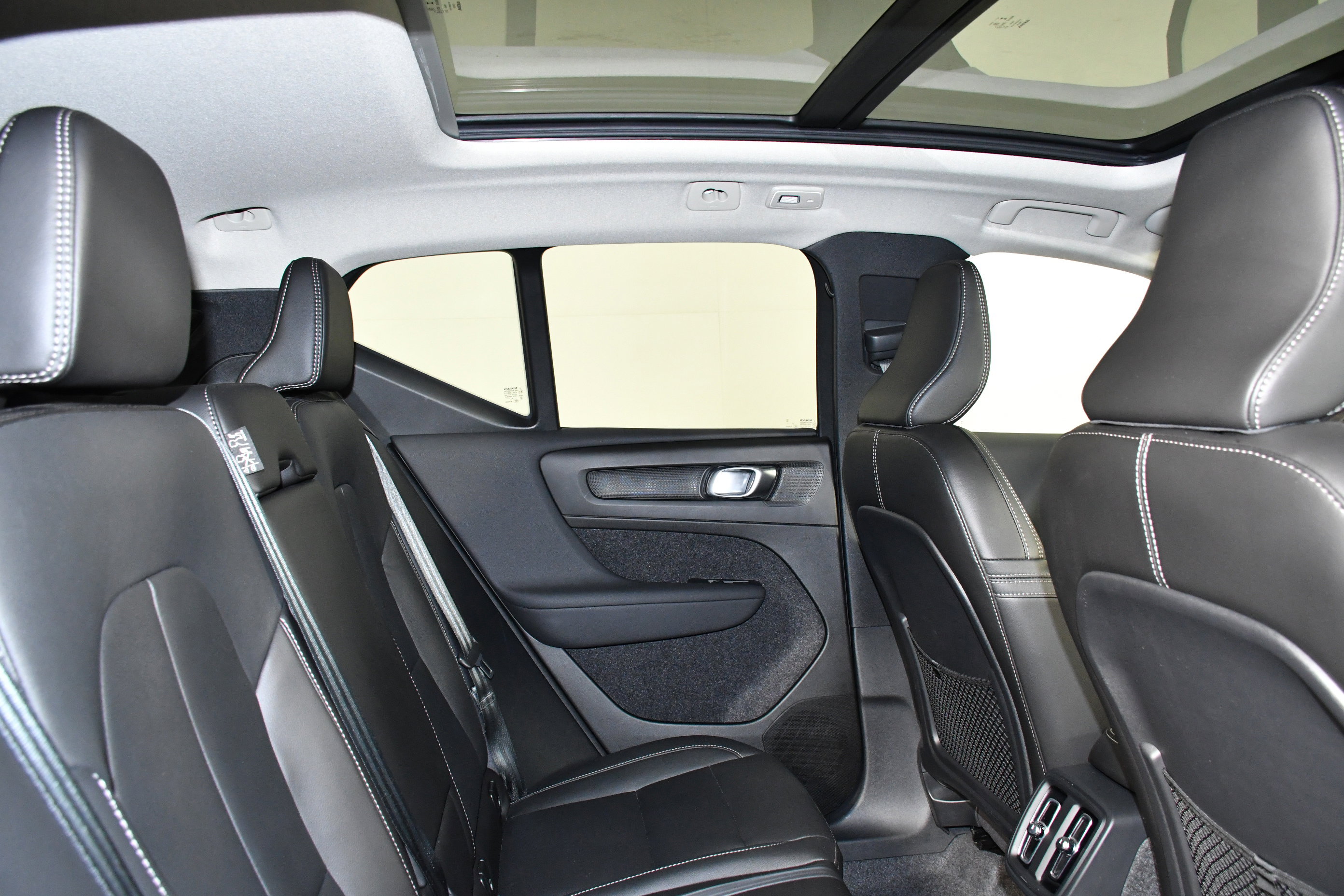 Used 2025 Volvo XC40 B5 Plus image 25