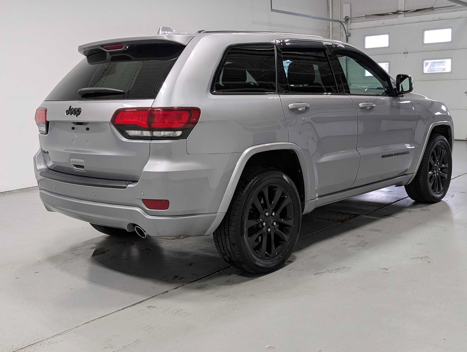 Used 2021 Jeep Grand Cherokee Laredo X AWD/4WD image 8