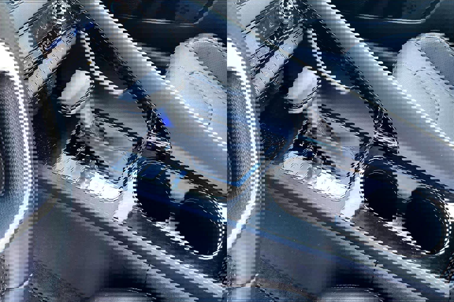 Used 2022 Hyundai Elantra Limited w/ Preferred Accessory Package image 17