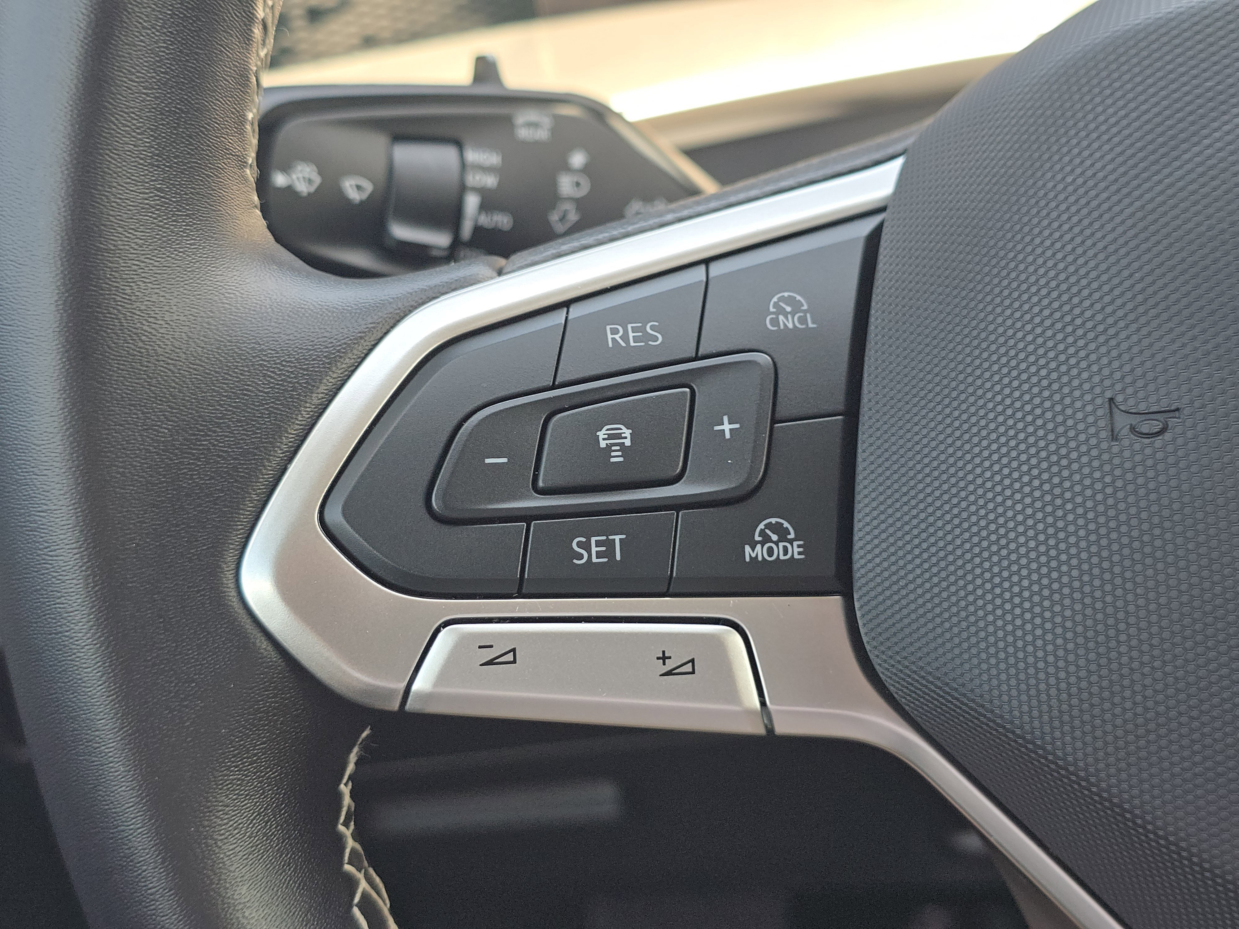 New 2025 Volkswagen Tiguan SE FWD image 25