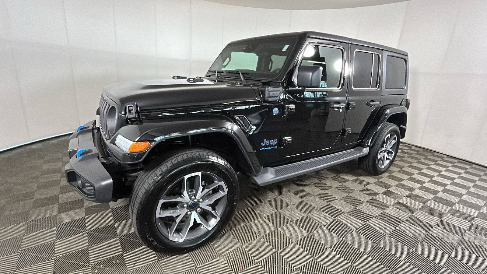 Used 2024 Jeep Wrangler Unlimited w/ Convenience Group AWD/4WD image 8