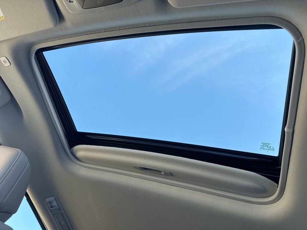 Used 2025 Toyota Sienna XLE FWD image 20