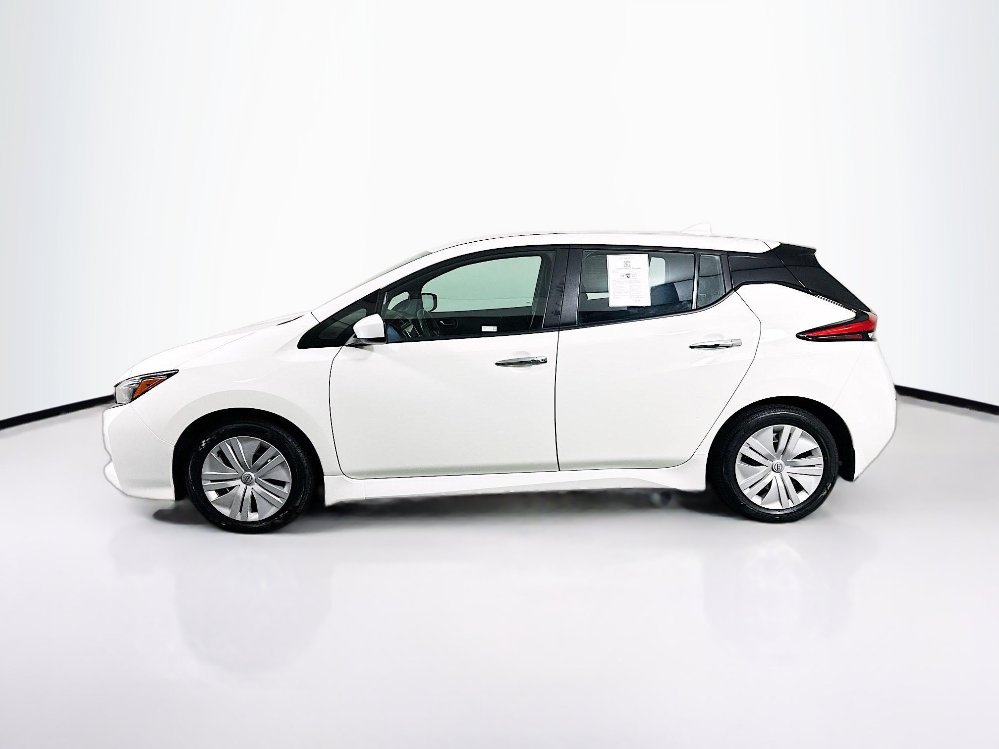 Used 2025 Nissan Leaf S FWD image 4
