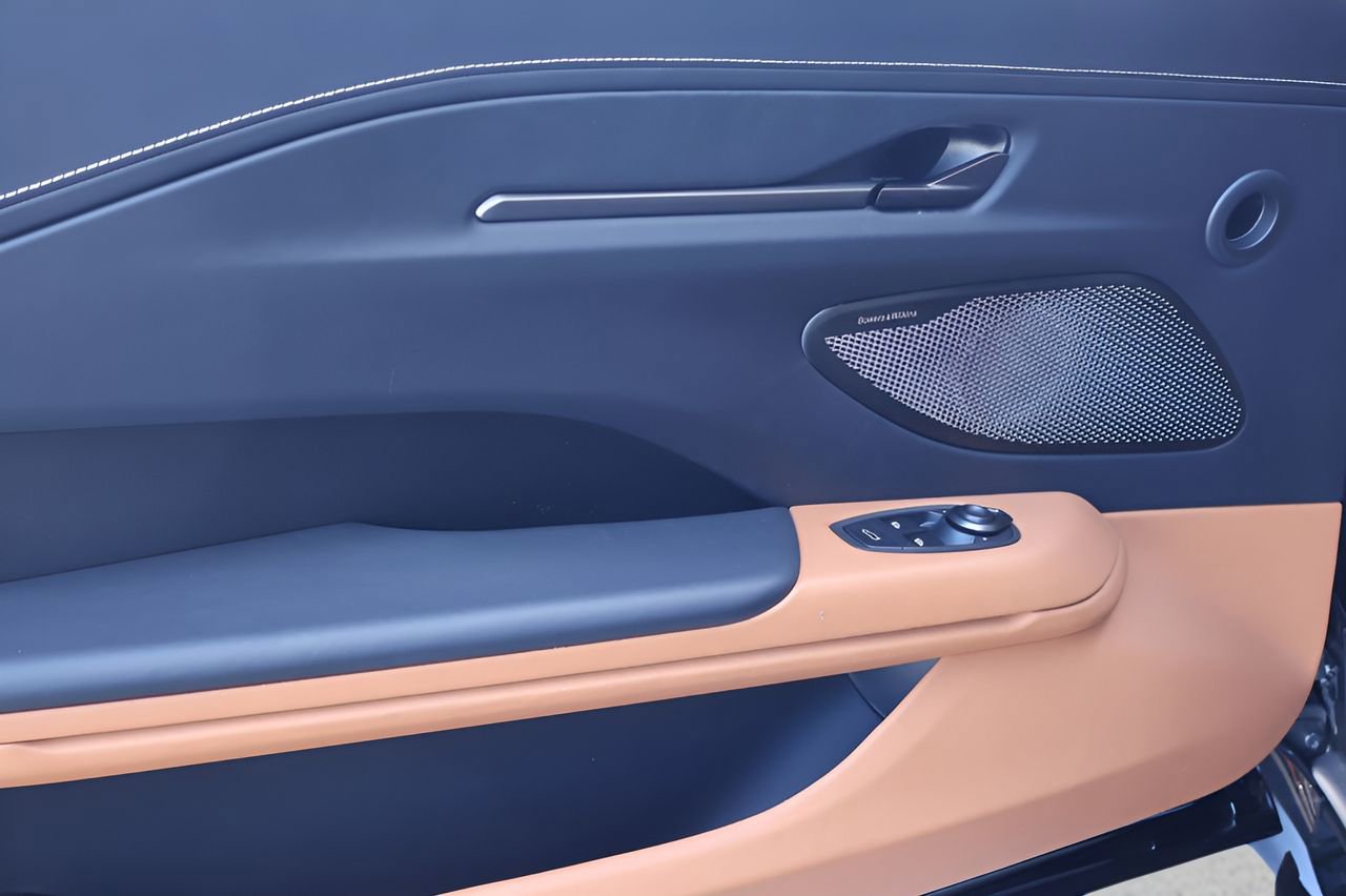 Used 2025 Aston Martin V8 Vantage Coupe RWD image 10