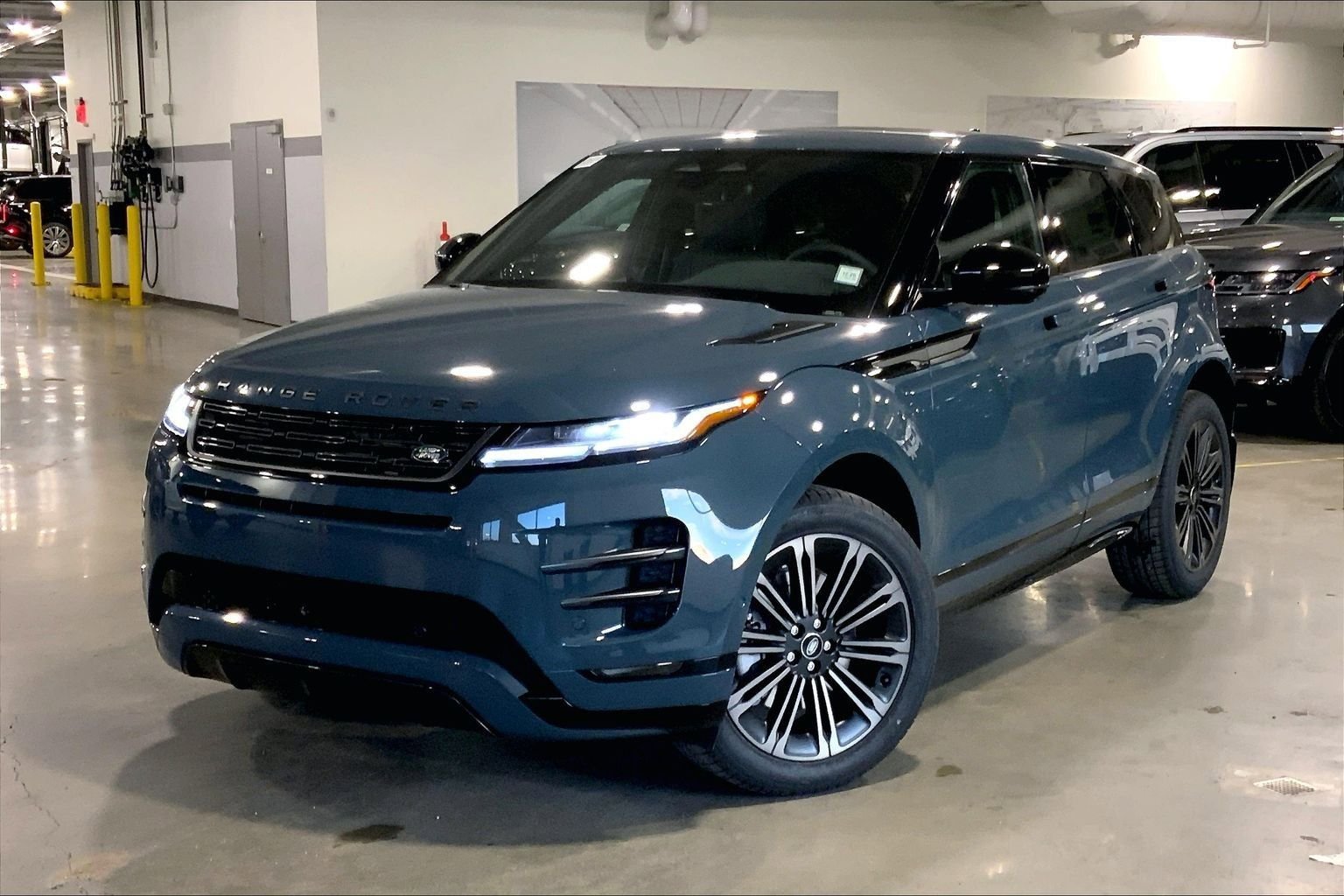 New 2026 Land Rover Range Rover Evoque Dynamic SE AWD/4WD image 1