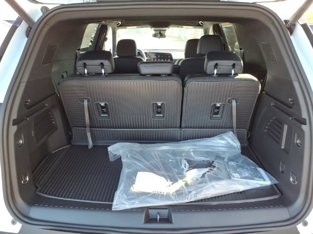 New 2027 Chevrolet Traverse LT w/ LPO, Floor Liner Package FWD image 11