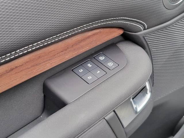 Used 2025 Land Rover Discovery Dynamic SE image 28