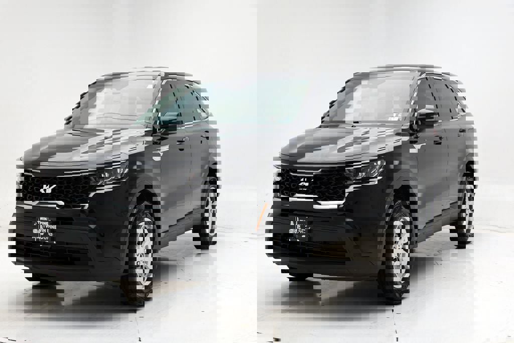 Used 2023 Kia Sorento LX image 2
