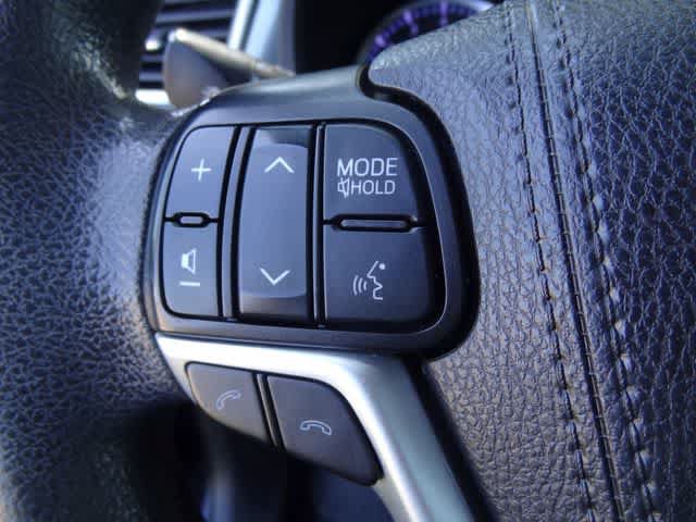 Used 2019 Toyota Highlander LE AWD/4WD image 16