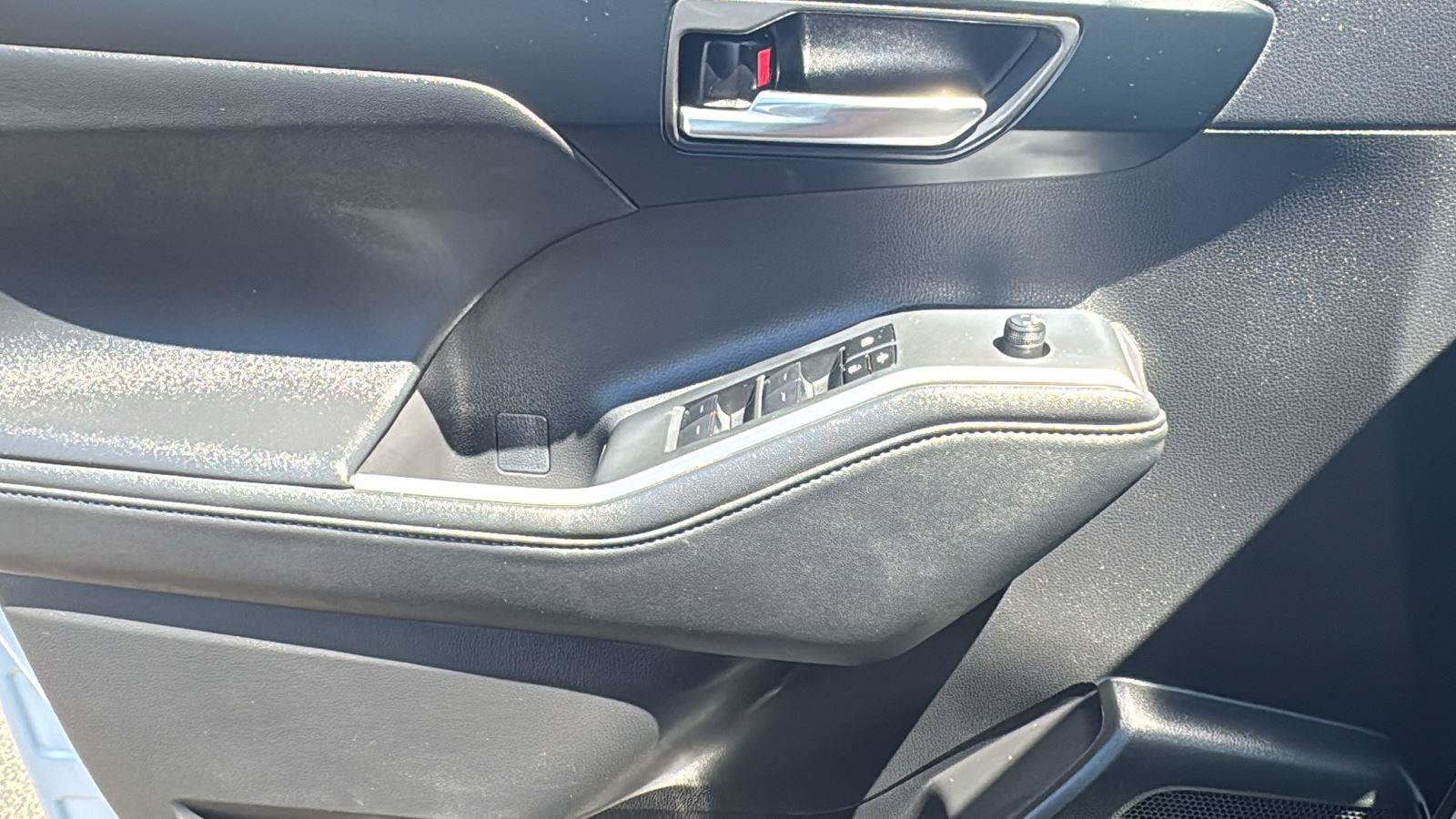 Used 2024 Toyota Highlander XLE AWD/4WD image 12
