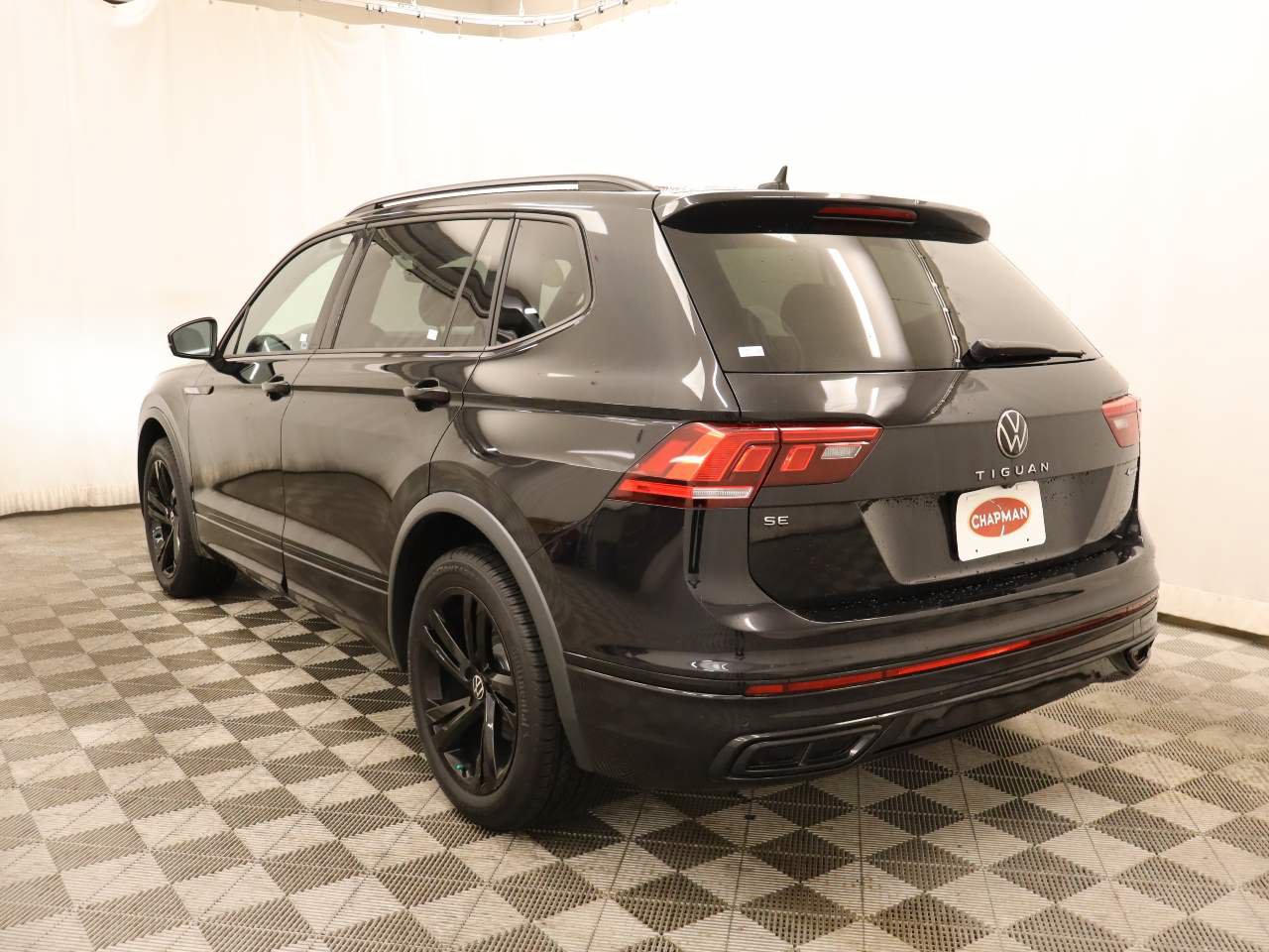 Used 2023 Volkswagen Tiguan SE R-Line AWD/4WD image 3