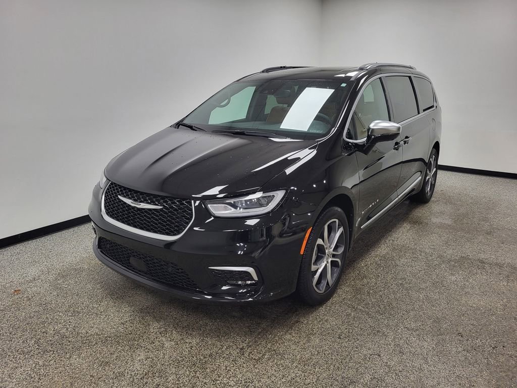 Used 2025 Chrysler Pacifica Pinnacle w/ Trailer Tow Group image 17