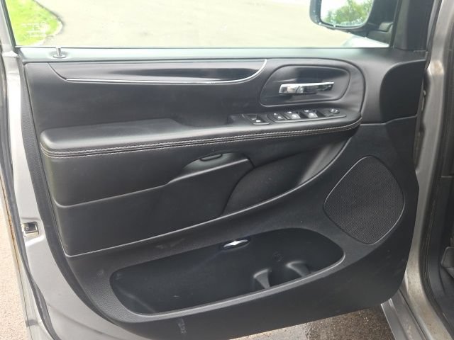 Used 2015 Chrysler Town & Country S FWD image 25