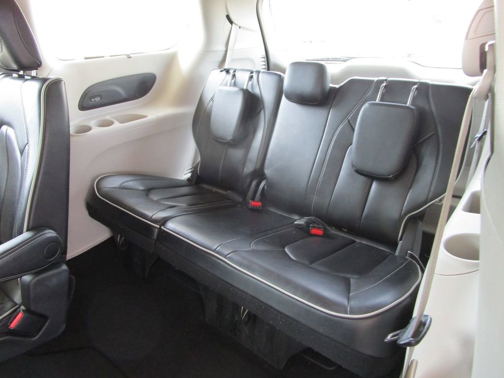 Used 2023 Chrysler Pacifica Limited FWD image 17