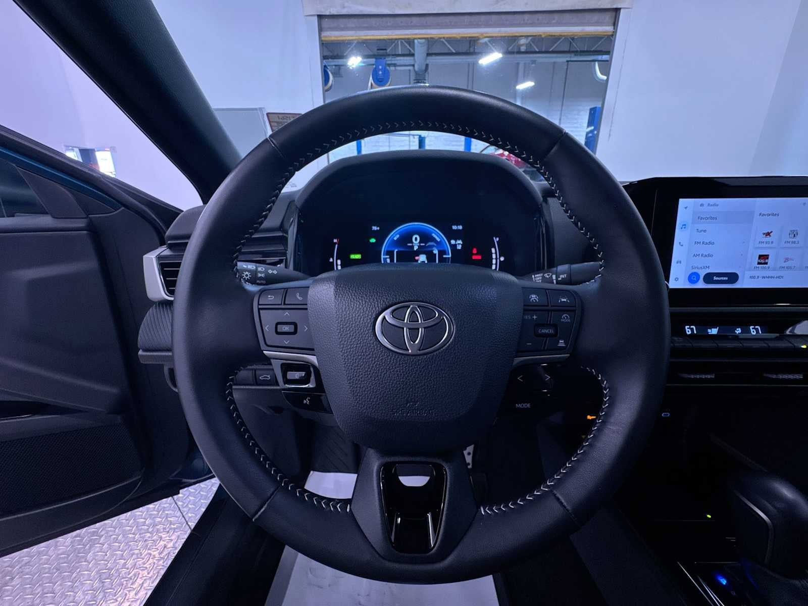 Used 2025 Toyota Camry SE w/ Convenience Package FWD image 7