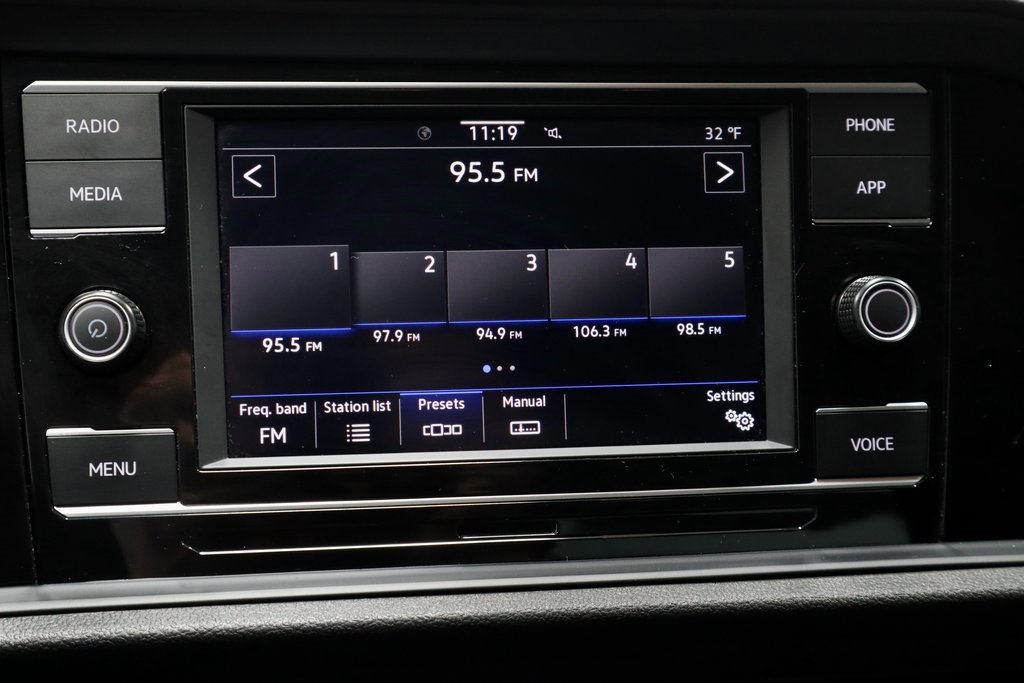 Used 2024 Volkswagen Jetta SE image 3