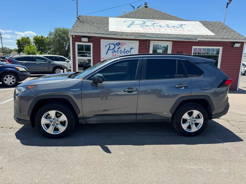 Used 2021 Toyota RAV4 LE AWD/4WD image 2