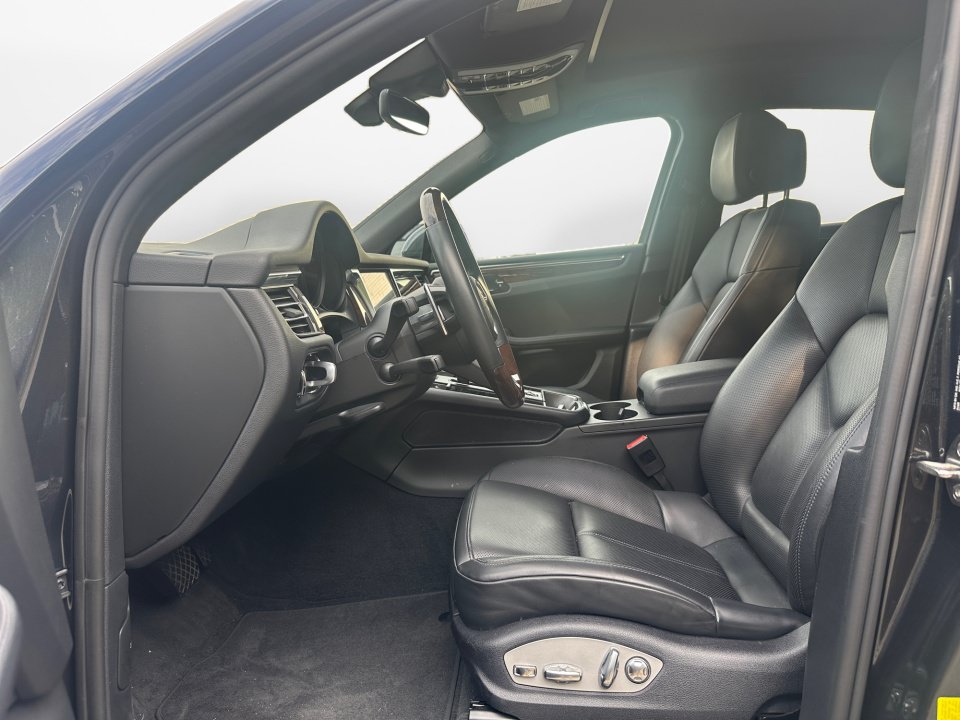 Used 2022 Porsche Macan AWD/4WD image 9