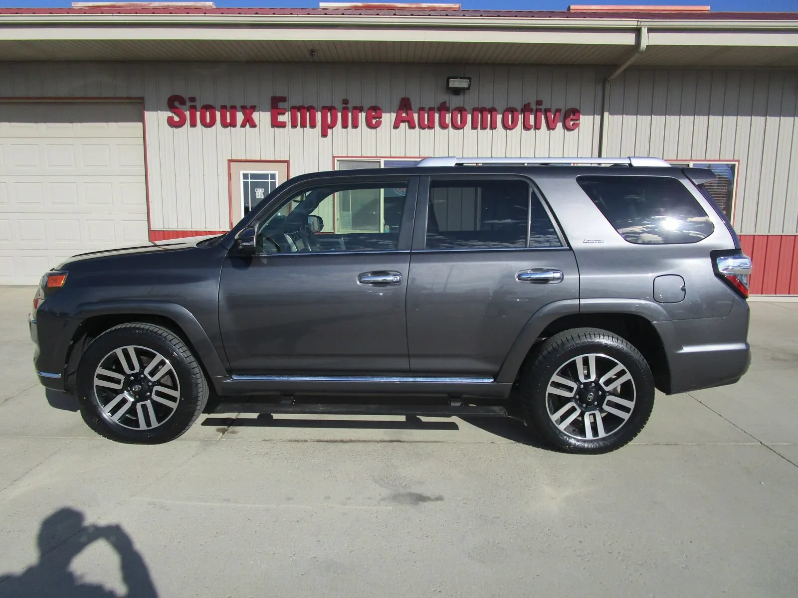 Used 2022 Toyota 4Runner Limited AWD/4WD image 2