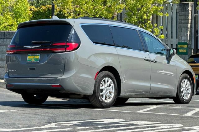 Used 2022 Chrysler Pacifica Touring-L FWD image 4