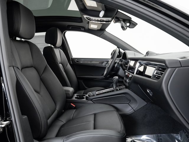 Certified 2025 Porsche Macan image 24