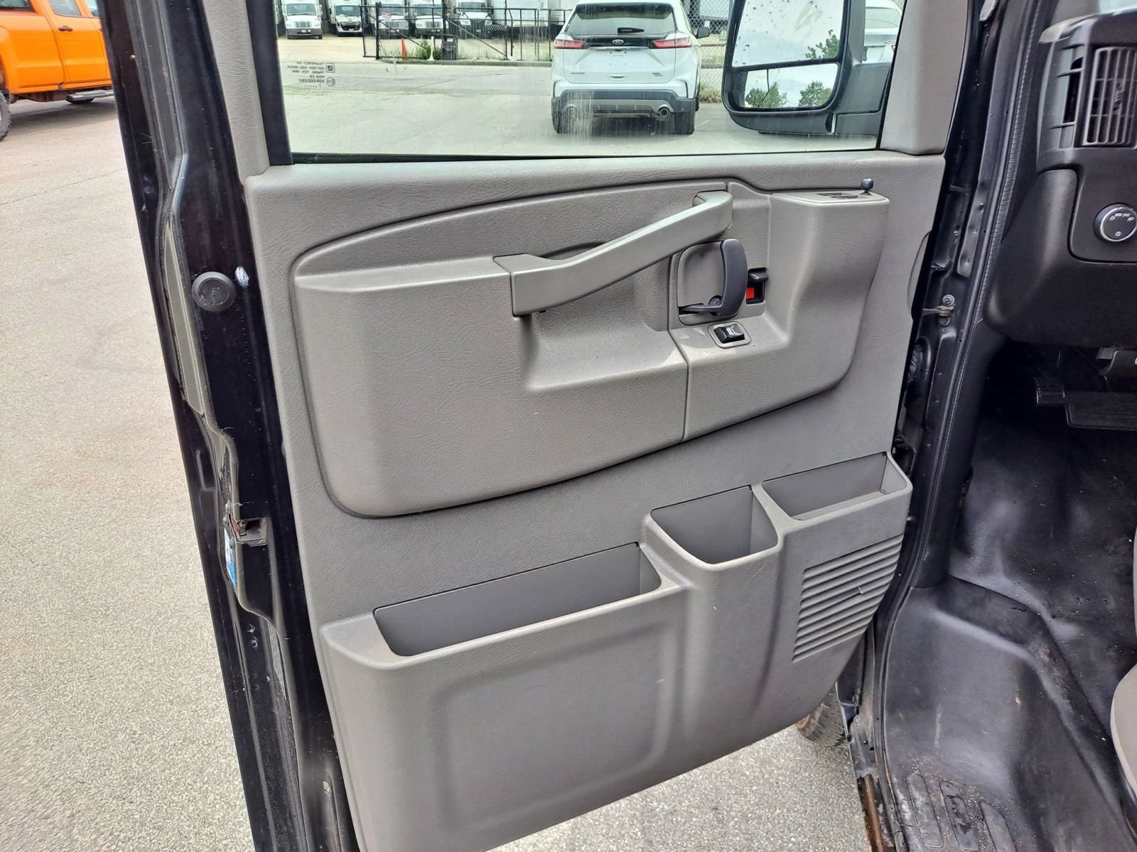 Used 2017 GMC Savana 2500 RWD image 8