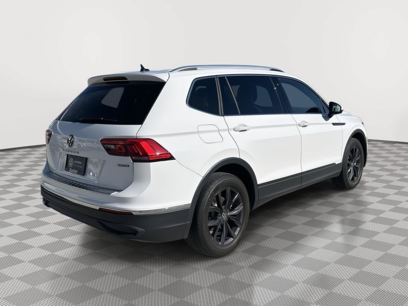 Certified 2024 Volkswagen Tiguan SE w/ Panoramic Sunroof Package AWD/4WD image 6