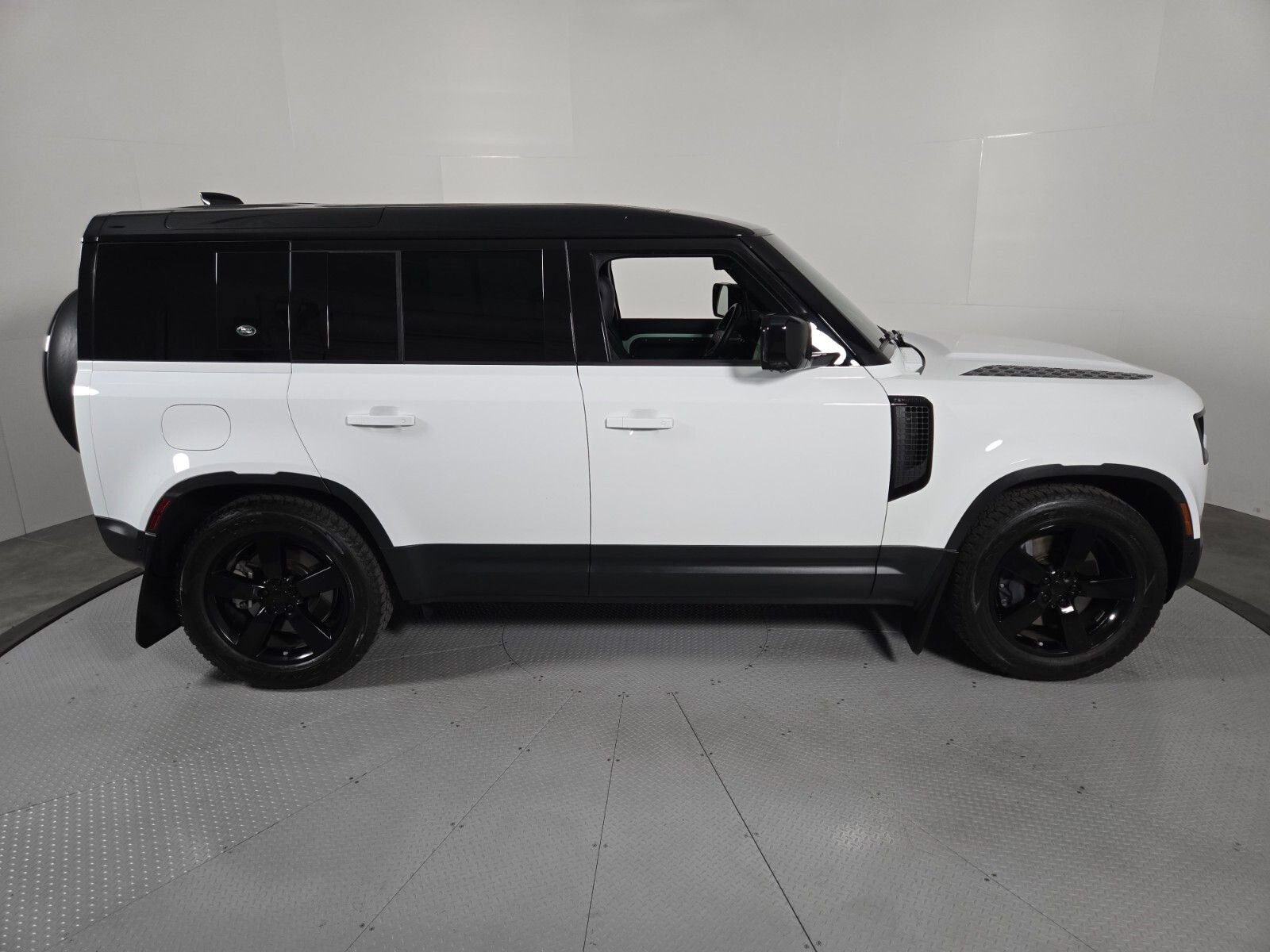 Used 2024 Land Rover Defender 110 SE AWD/4WD image 6