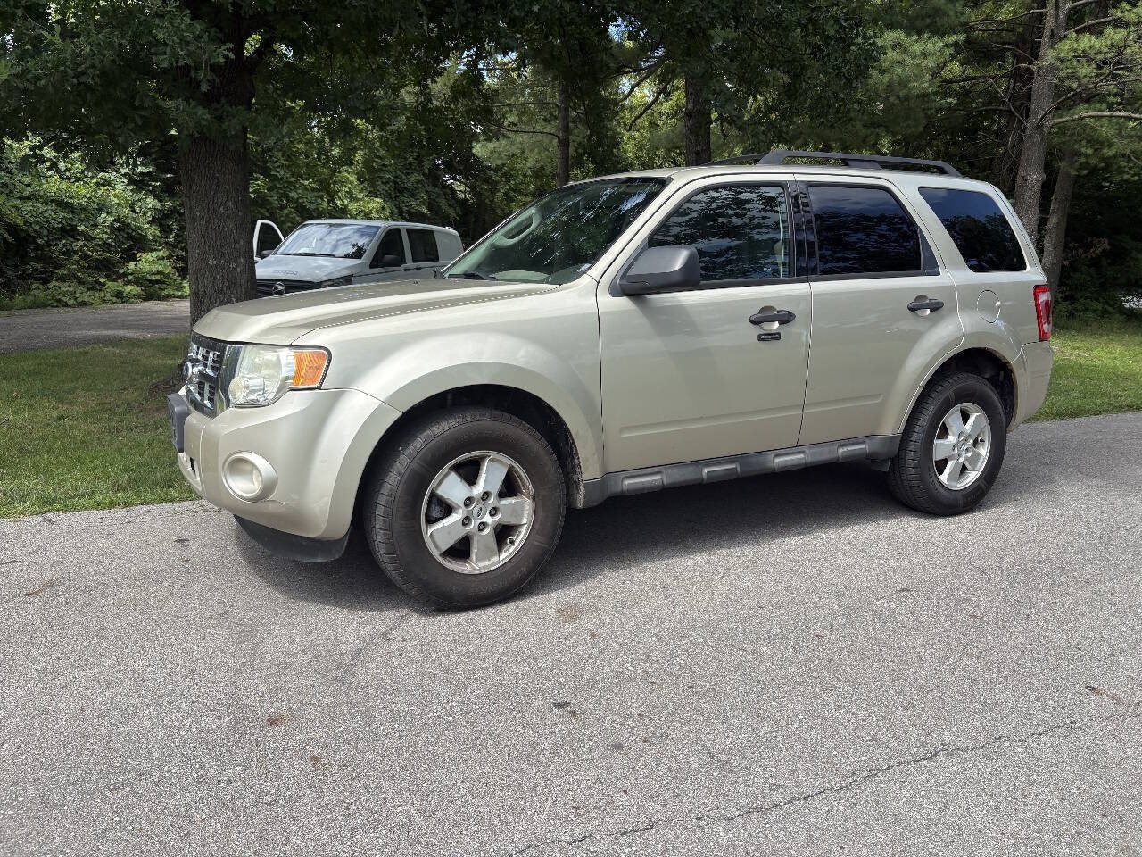 Used 2010 Ford Escape XLT FWD image 2