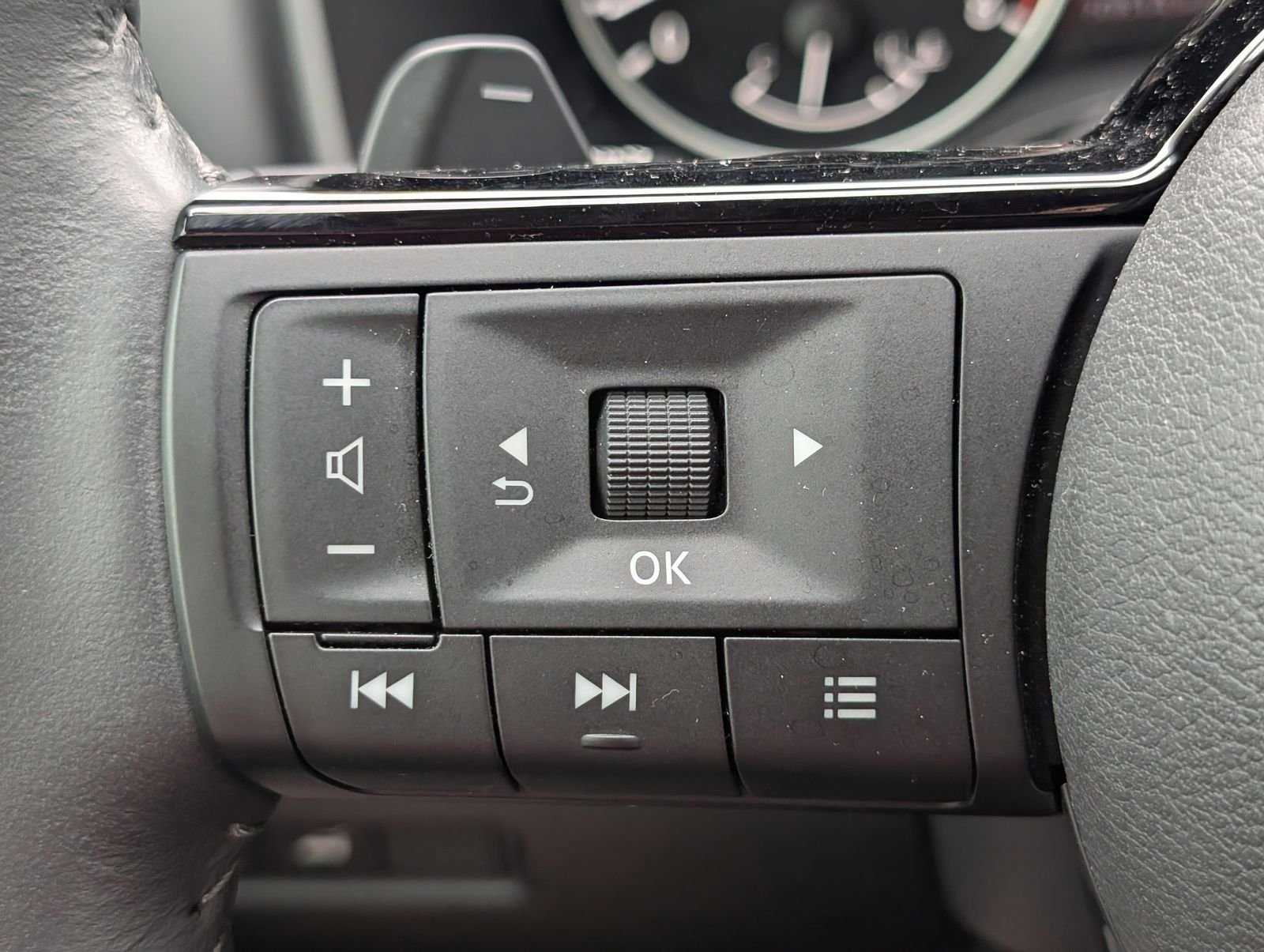 Used 2023 Nissan Rogue SL FWD image 25