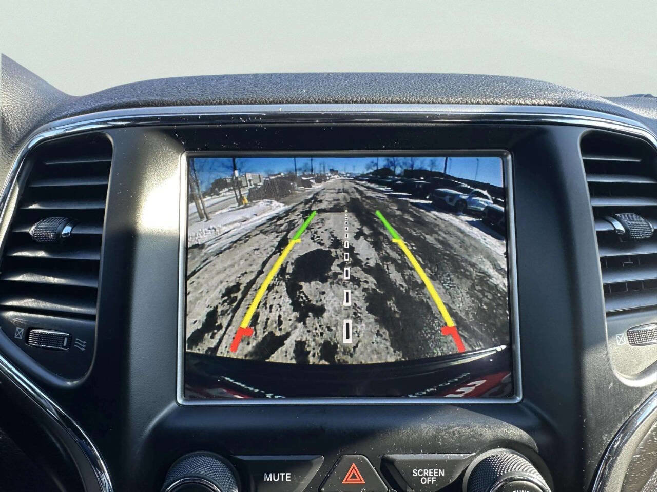 Used 2018 Jeep Grand Cherokee Laredo image 33