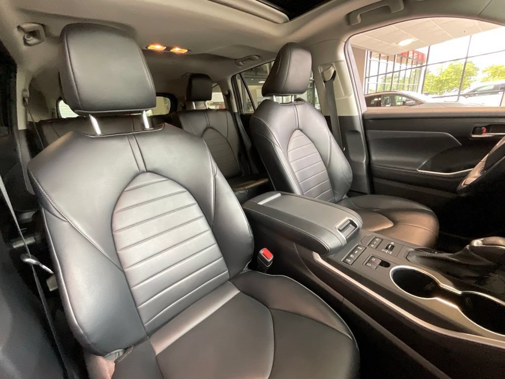 Used 2022 Toyota Highlander XLE AWD/4WD image 19