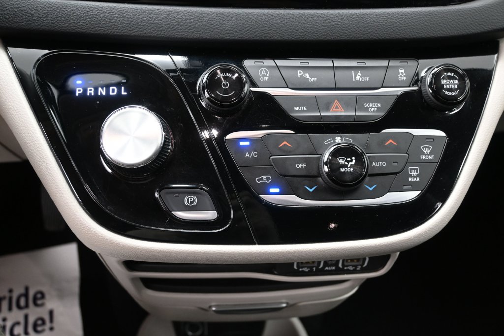Used 2024 Chrysler Pacifica Touring-L FWD image 18