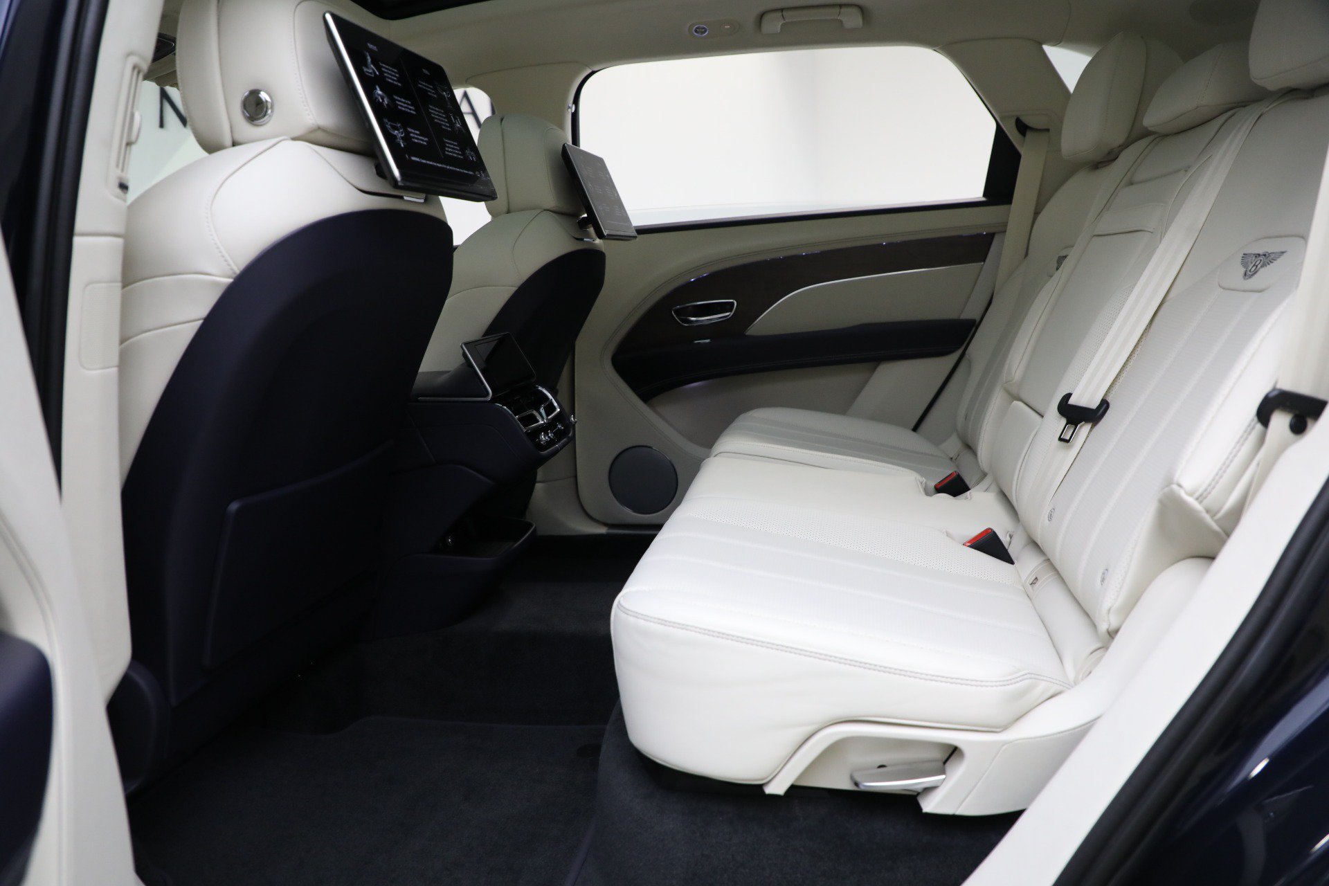 Used 2024 Bentley Bentayga Extended Wheelbase AWD/4WD image 22