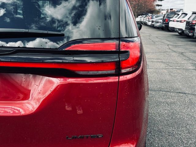 Used 2025 Chrysler Pacifica Limited image 8