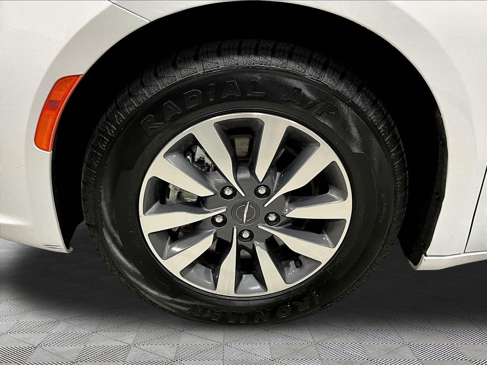 Used 2024 Chrysler Pacifica Limited FWD image 34
