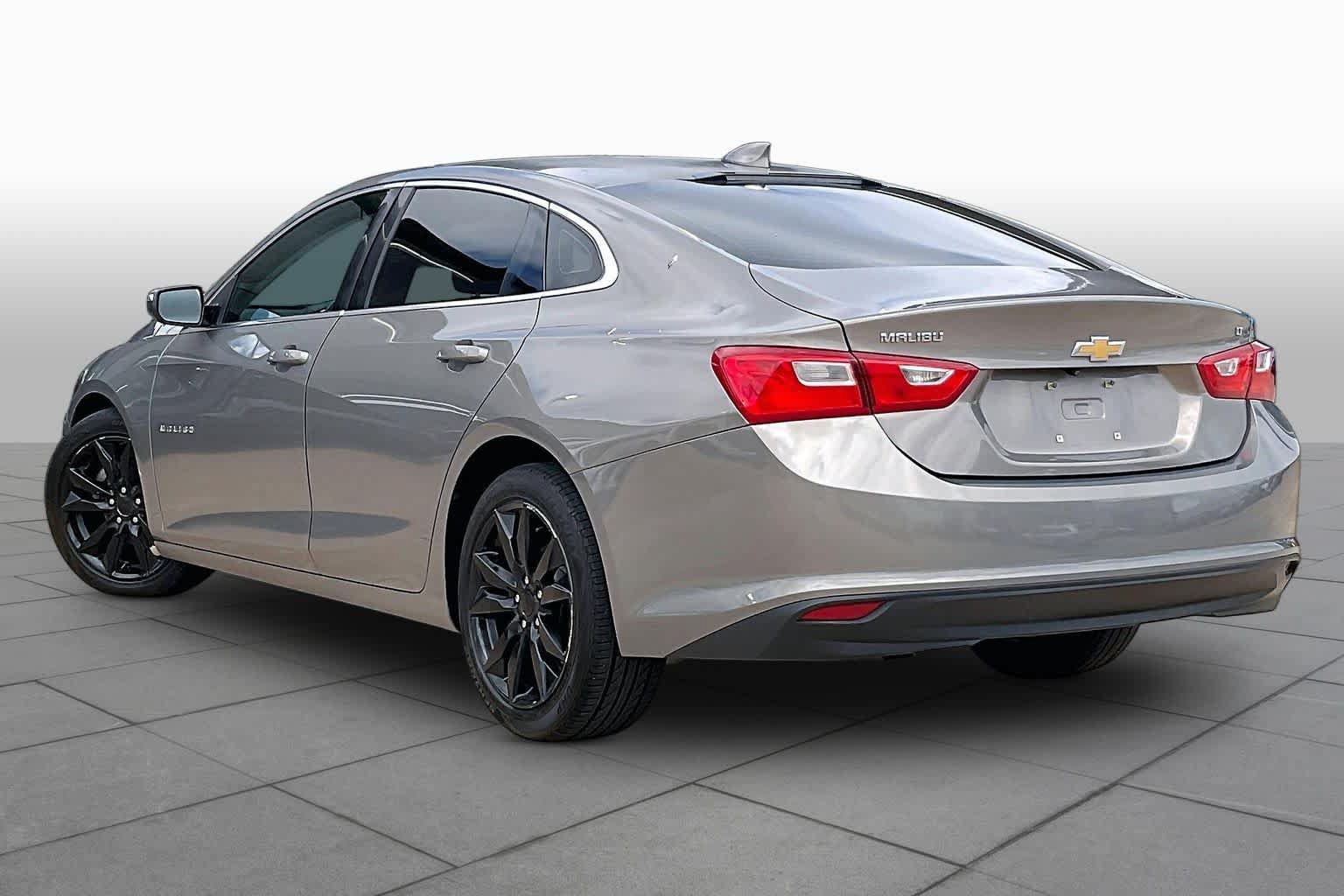 Used 2017 Chevrolet Malibu LT FWD image 13