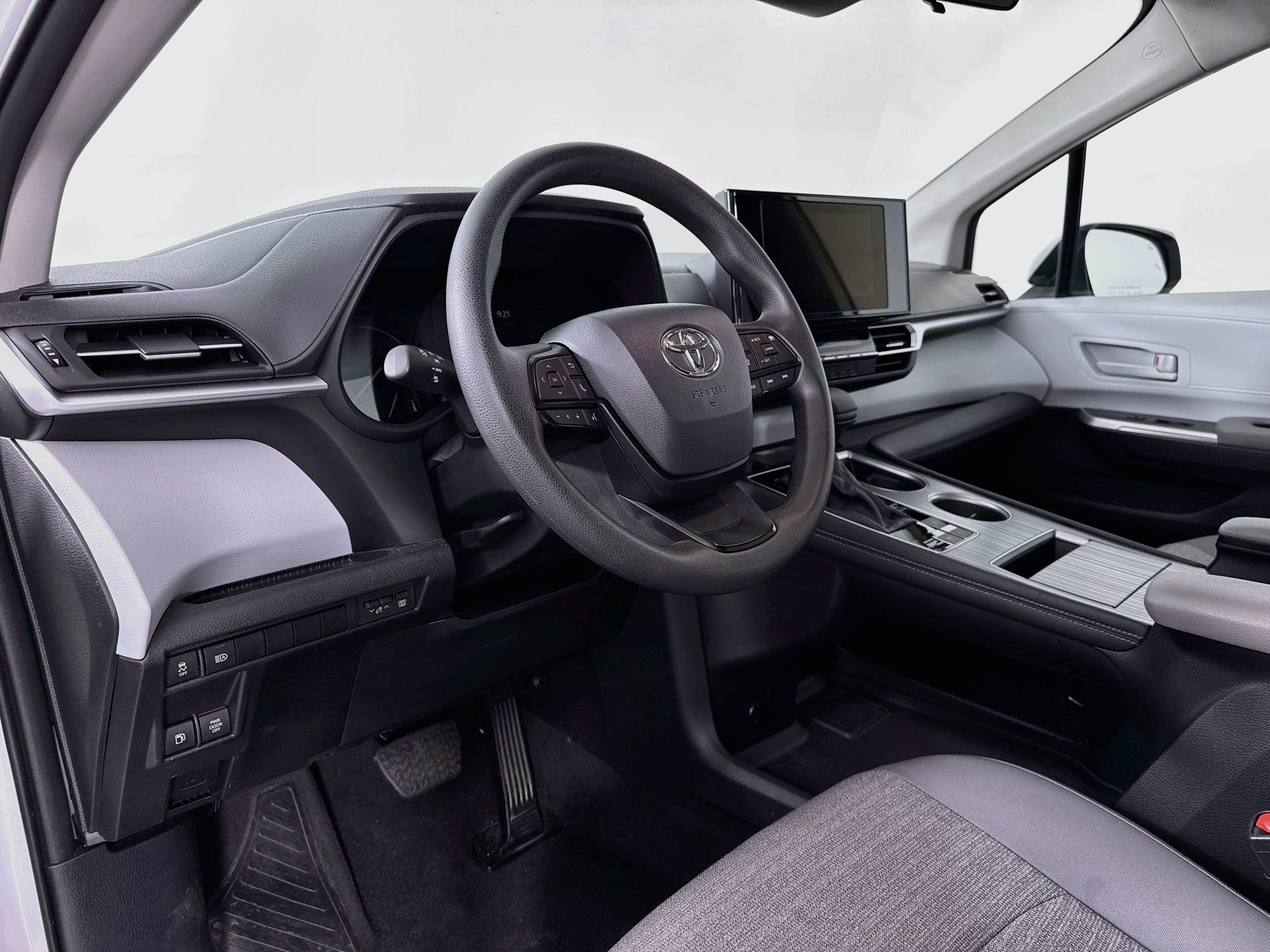 Certified 2025 Toyota Sienna LE FWD image 9