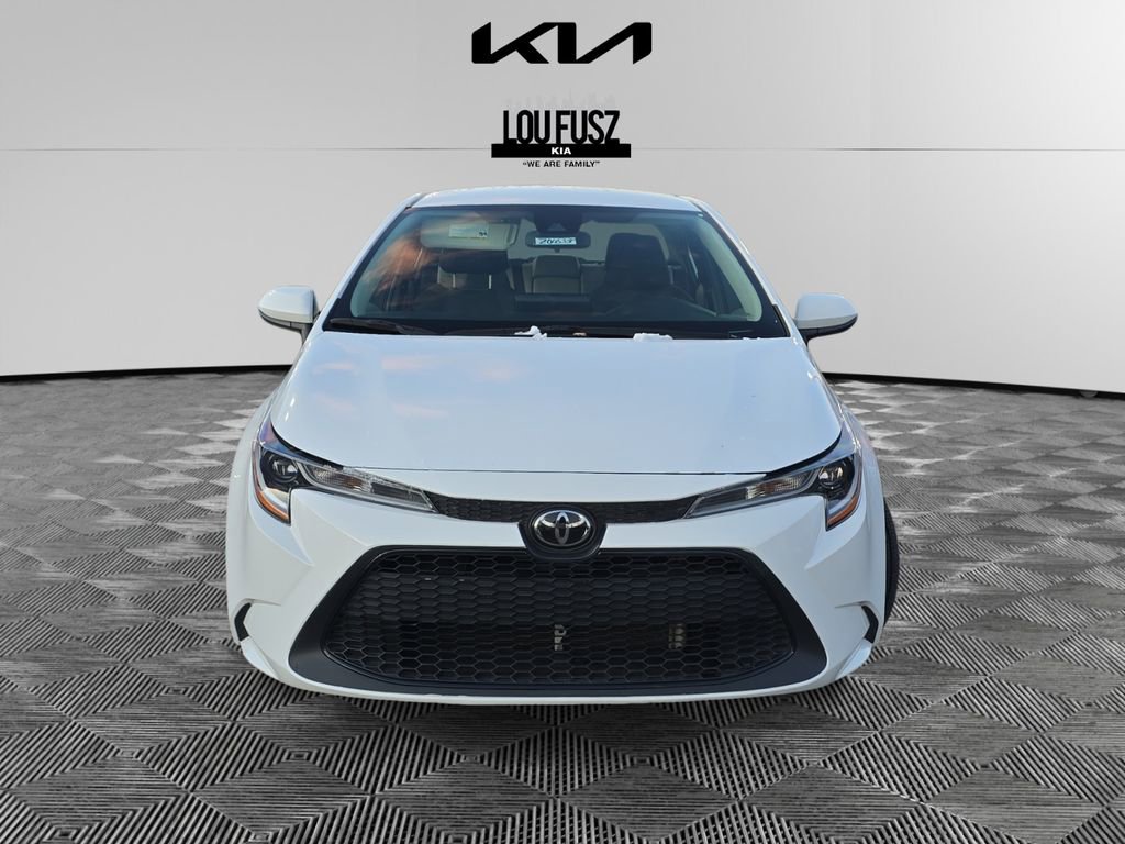 Used 2022 Toyota Corolla LE image 2