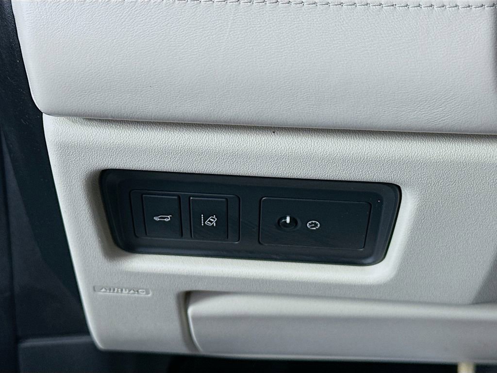 Used 2017 Land Rover Discovery Sport HSE Luxury image 10