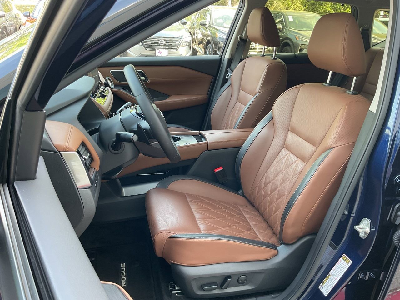 Used 2025 Nissan Rogue Platinum w/ Platinum Premium Package image 14