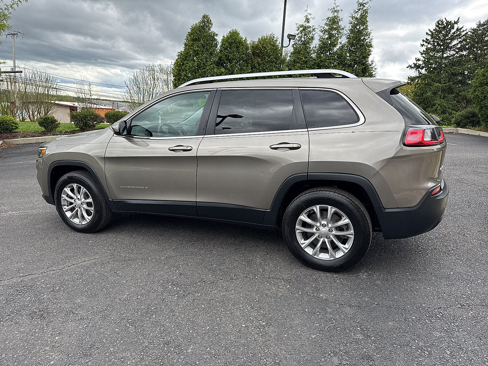 Used 2019 Jeep Cherokee Latitude w/ Cold Weather Group AWD/4WD image 12