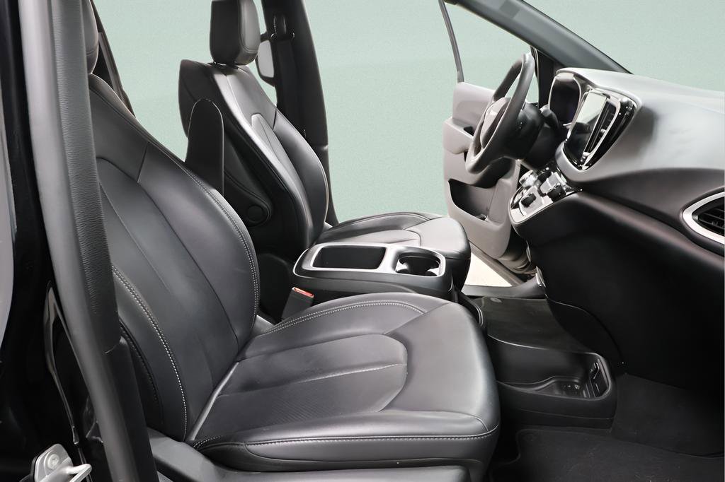 Used 2025 Chrysler Pacifica Select image 27