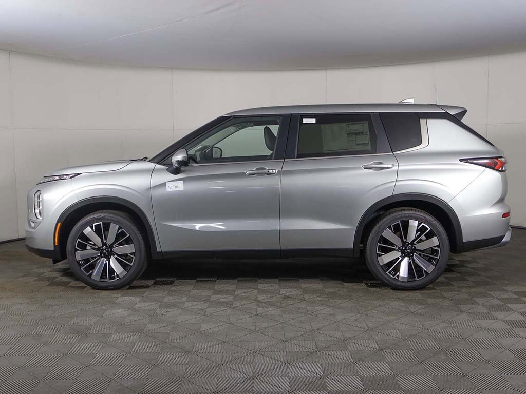 New 2025 Mitsubishi Outlander SE image 20