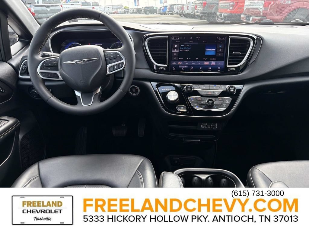Used 2025 Chrysler Pacifica Select FWD image 19