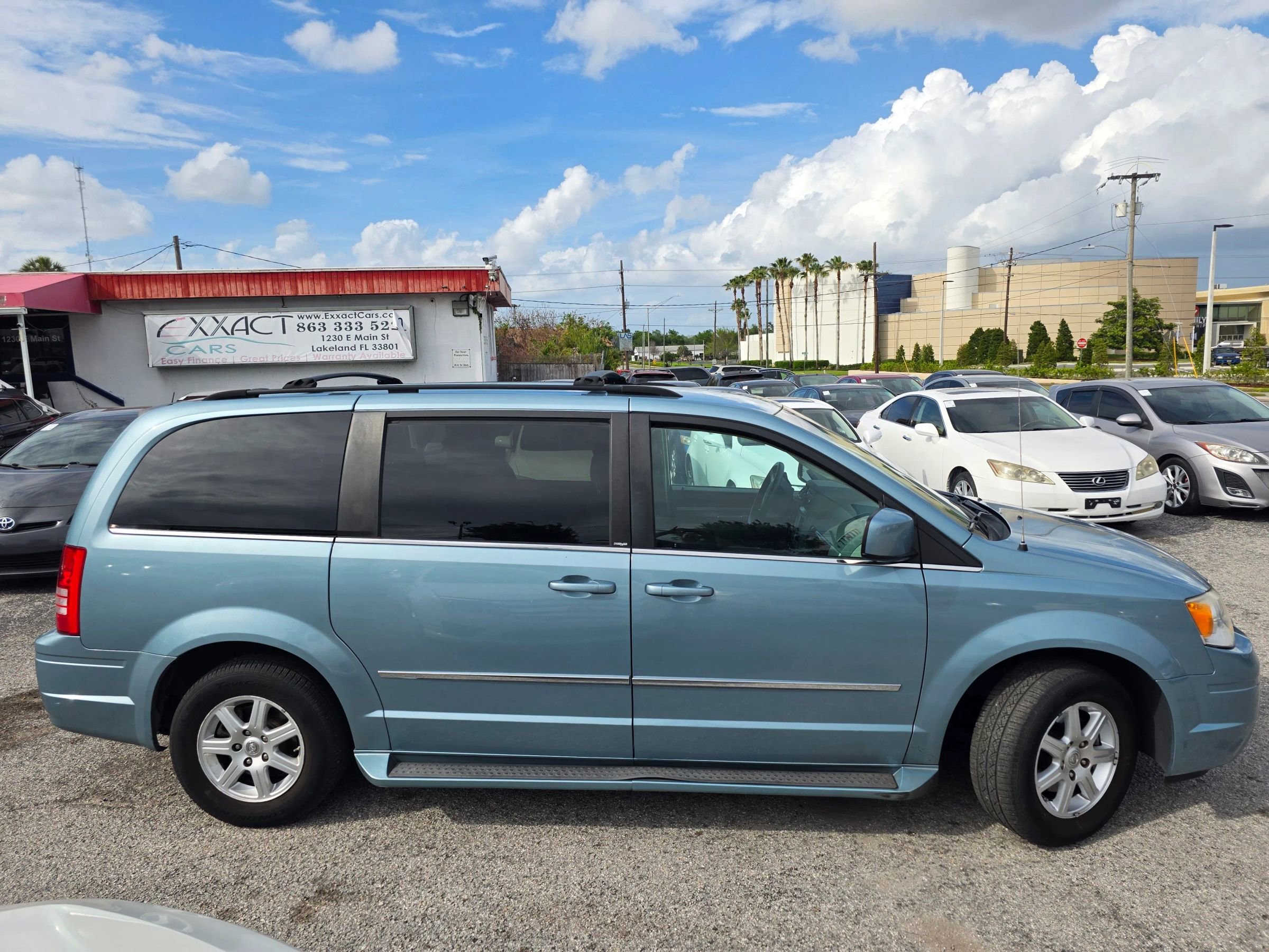 Used 2010 Chrysler Town & Country Touring FWD image 8